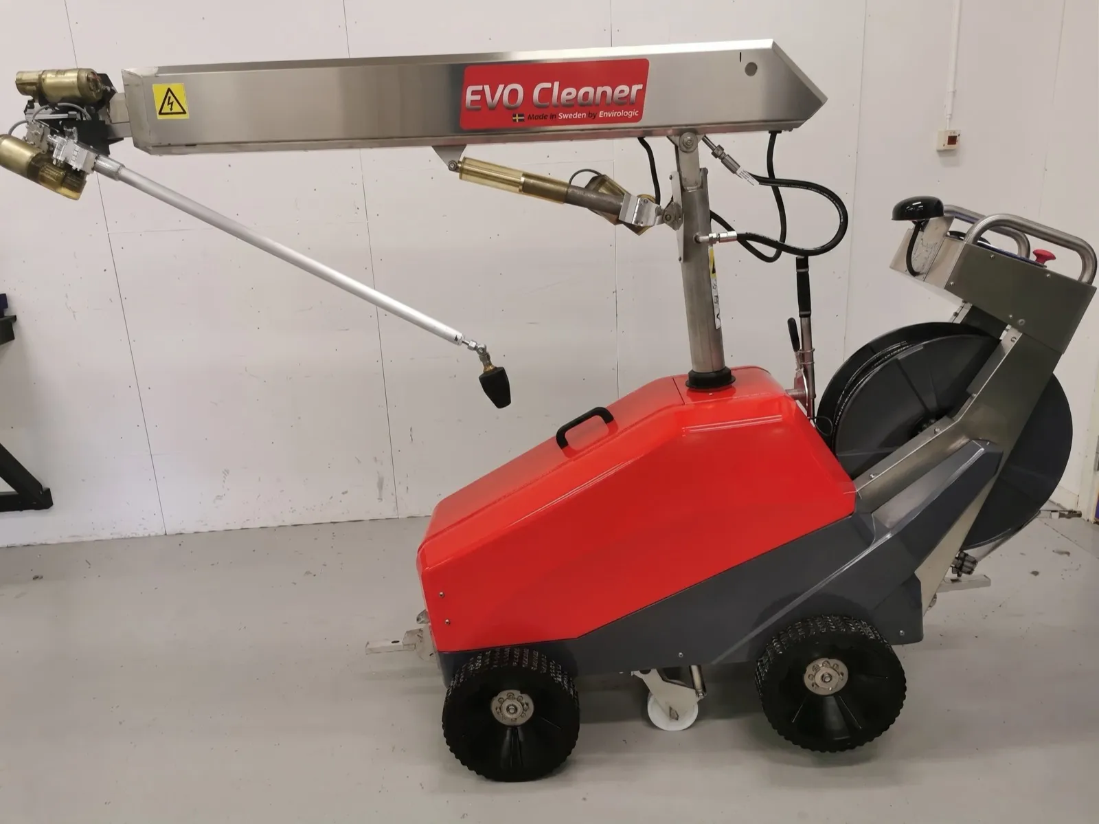 The EVO Cleaner washing robot with the boom extended