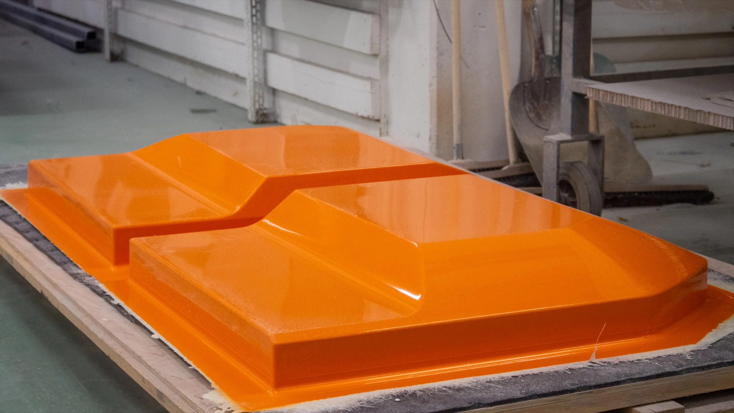 Ett orangefärgat plastverktyg för komposittillverkning, uppställt i verkstaden